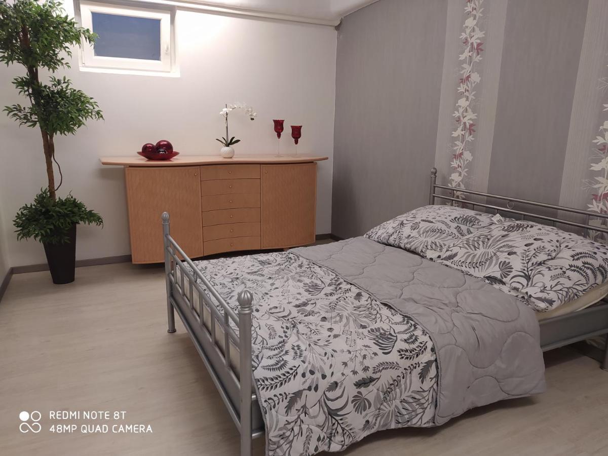 Park Villa Ferienwohnung Mit Pool Und 3 Schlafzimmer Uelzen Buitenkant foto