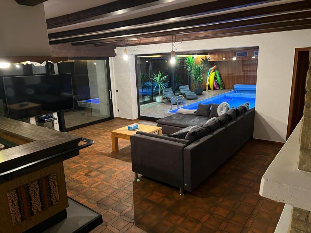 Park Villa Ferienwohnung Mit Pool Und 3 Schlafzimmer Uelzen Buitenkant foto